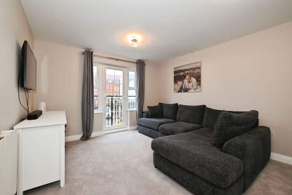 Property photo 1 of 12 Modern Two Bedroom Flat To Rent