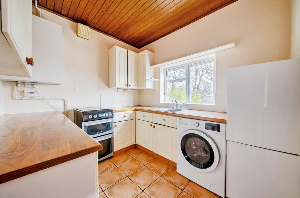 Property photo 3 of 19 Hursley Road 57 (11).Jpg