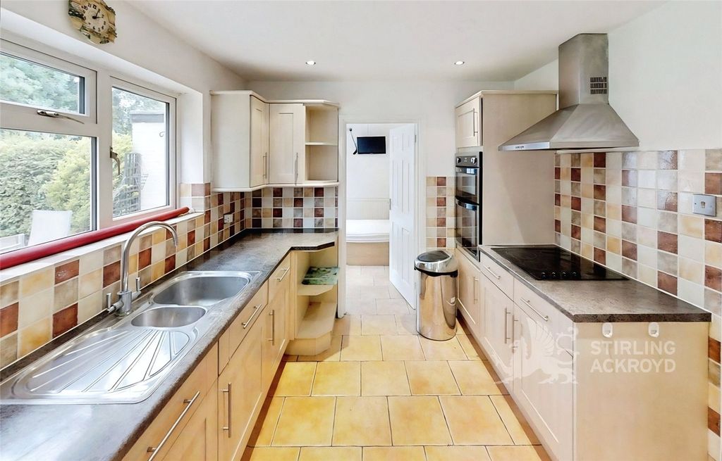 Property photo 3 of 17 Kitchen