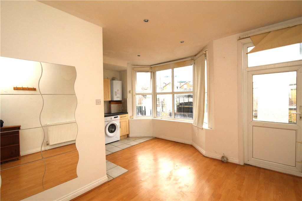 Property photo 1 of 7 Living Room/Kitchen