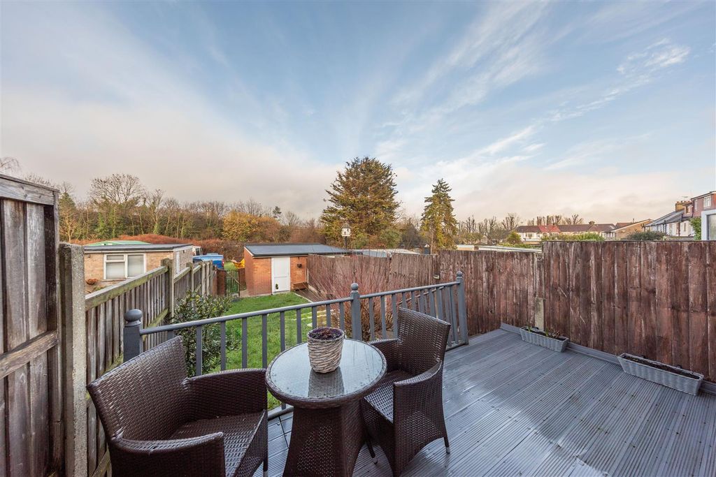 Property photo 3 of 37 Uplands Road, Ig8