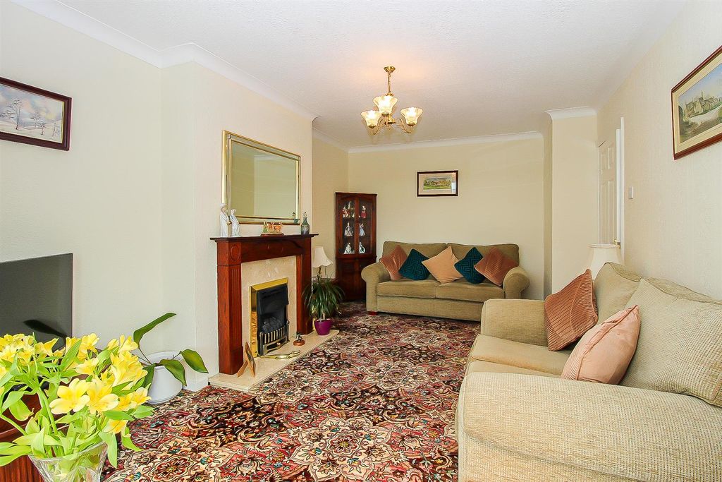 Property photo 3 of 10 Lounge