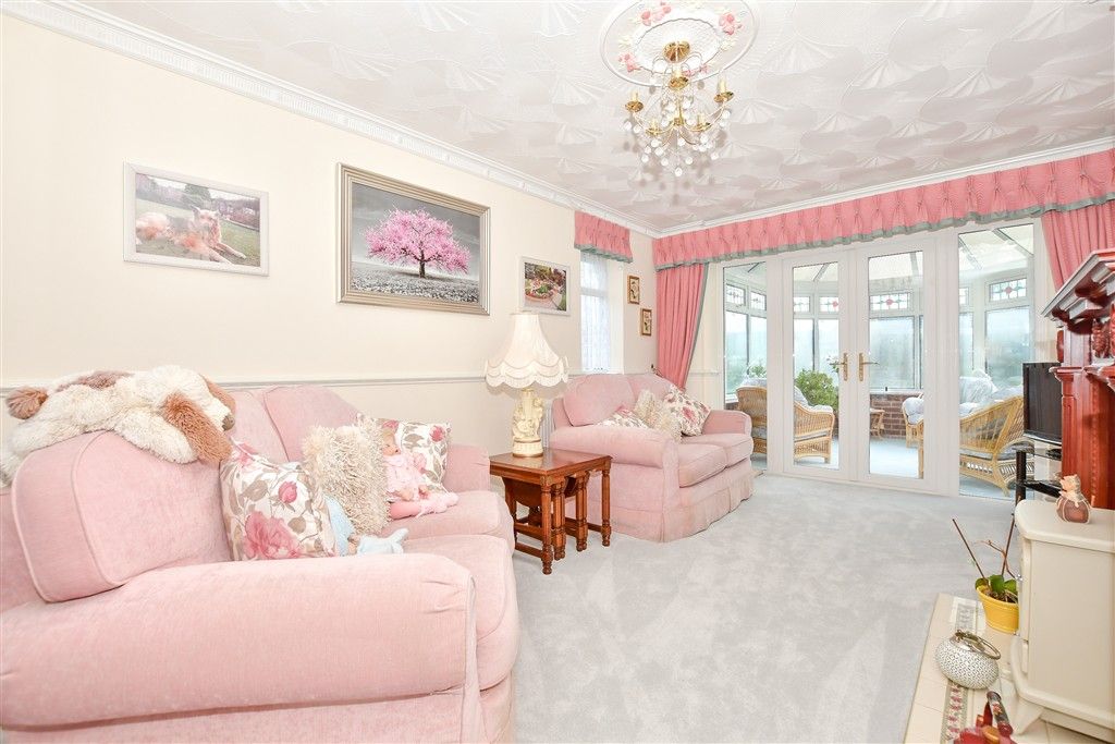 Property photo 3 of 10 Lounge