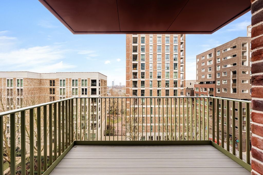 Property photo 2 of 8 Elephant Park-C60...