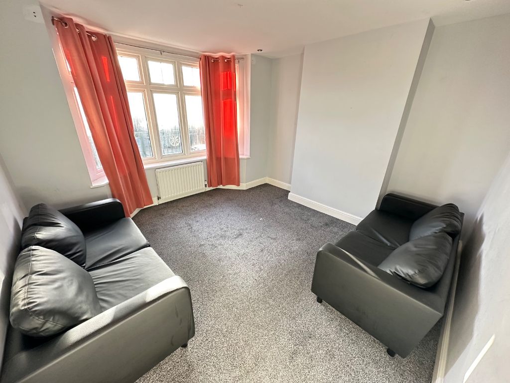 Property photo 2 of 15 4779381