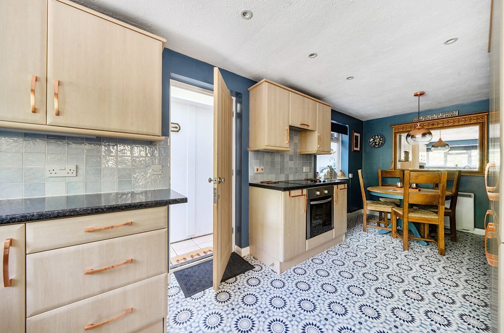 Property photo 3 of 14 1446794-15-69E8Ca...