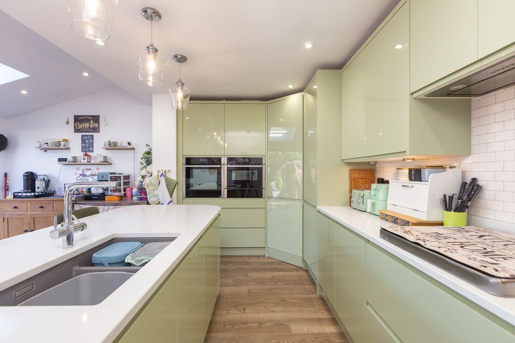 Property photo 3 of 18 Bespoke Kitchen