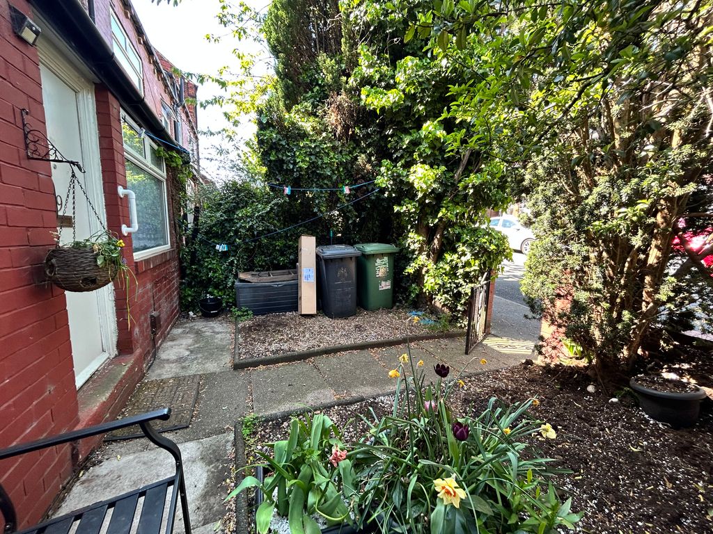 Property photo 2 of 8 Garden1