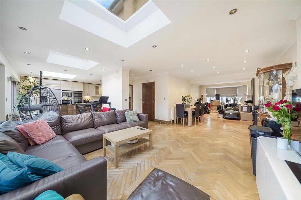 Property photo 3 of 15 2 Beverley Gardens - Q9Gseokqs9P3Fpgzhqak.Jpg