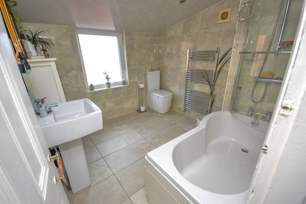 Property photo 3 of 18 Bathroom