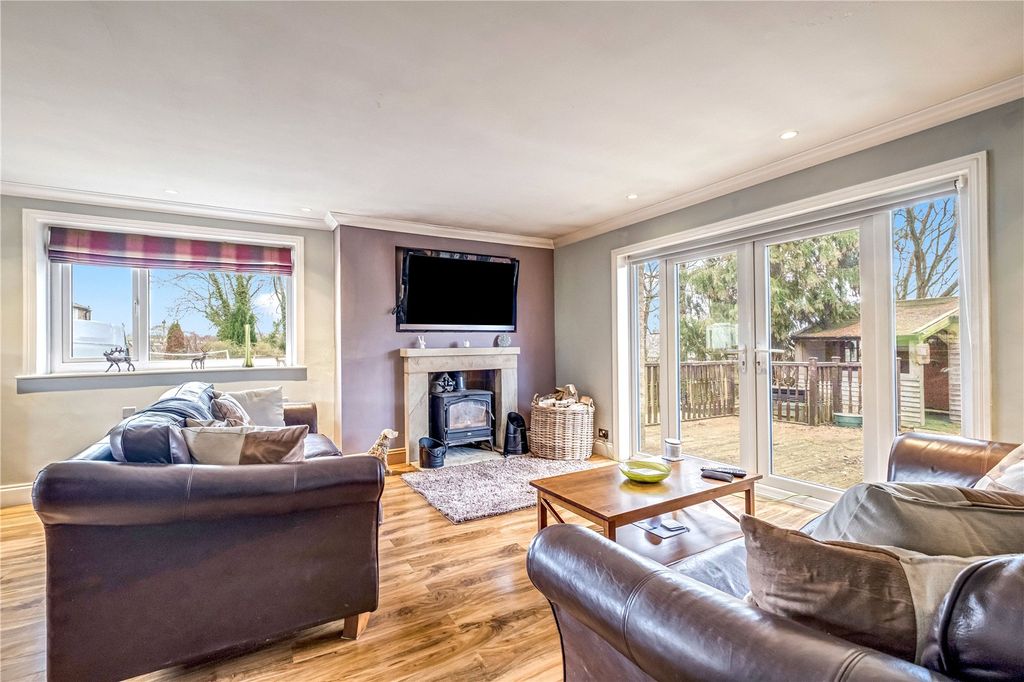 Property photo 3 of 36 Lounge