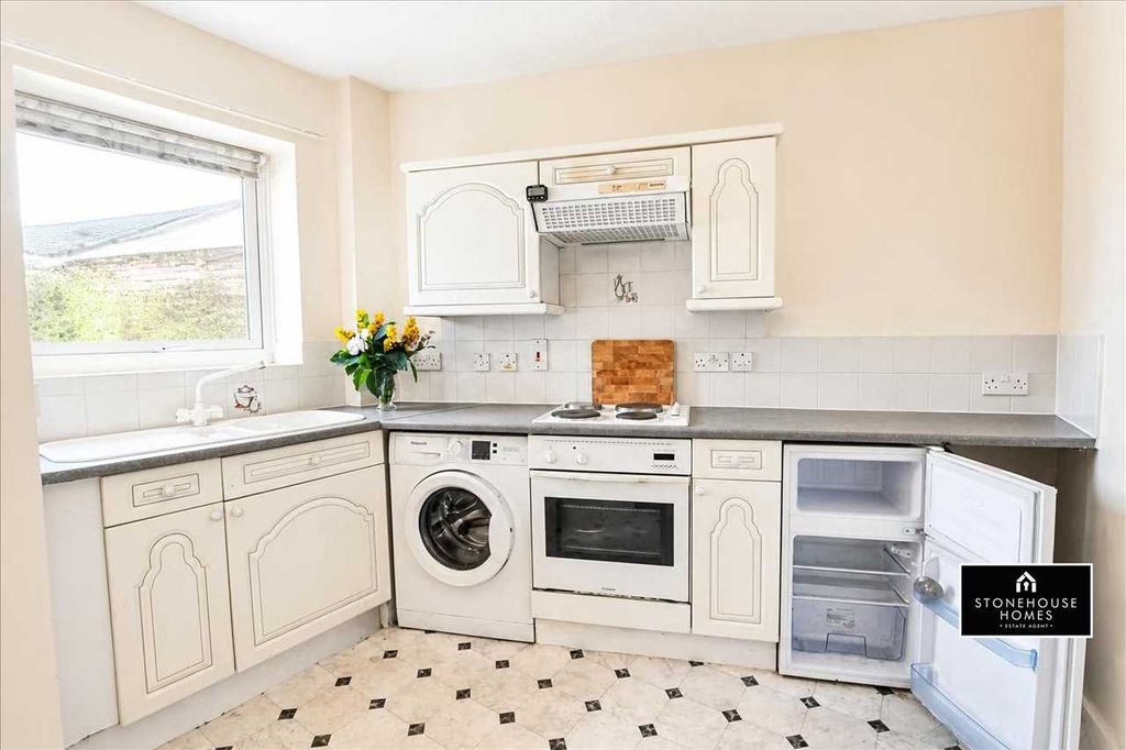 Property photo 2 of 11 Kitchen