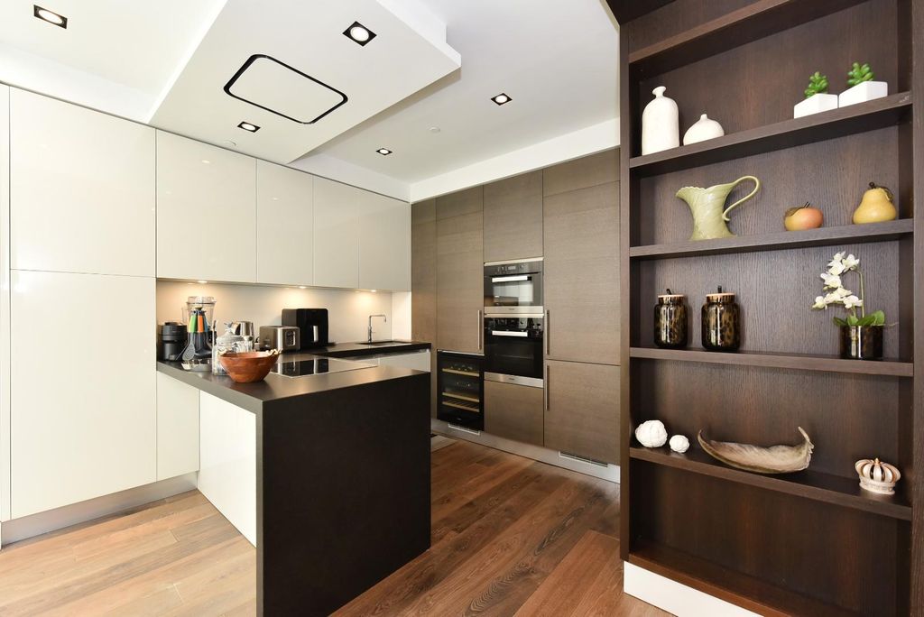 Property photo 3 of 18 24 Buckingham Gate (1).Jpg