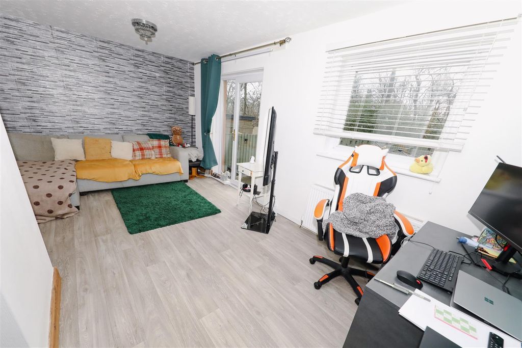 Property photo 2 of 10 E