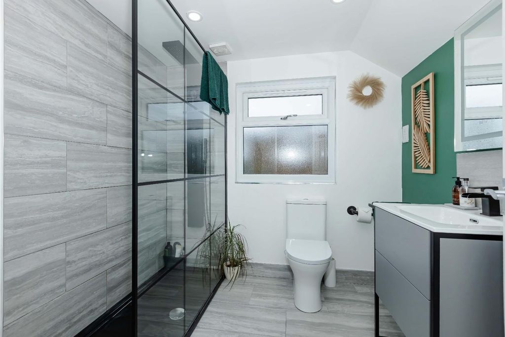 Property photo 3 of 26 Manor Close_5.Jpg