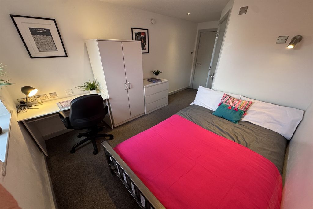 Property photo 1 of 10 (Main)