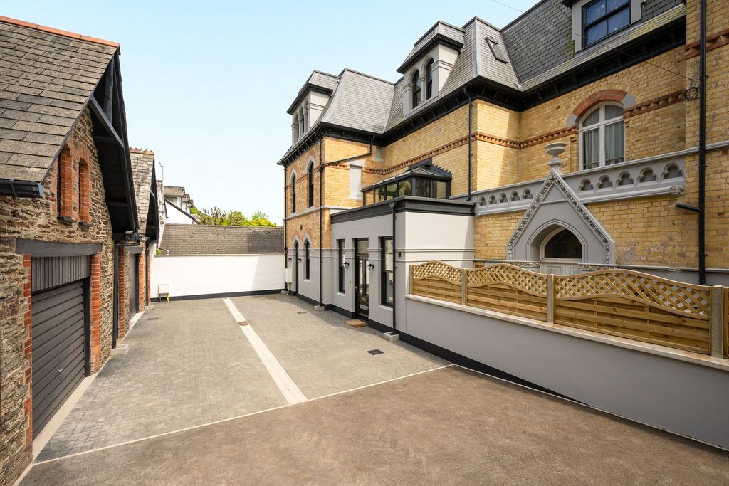 Property photo 2 of 35 Picture No. 04