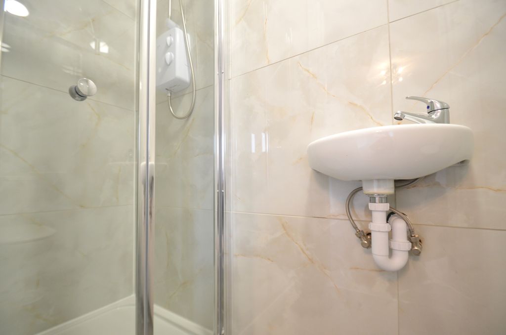 Property photo 2 of 3 R3 Bathroom