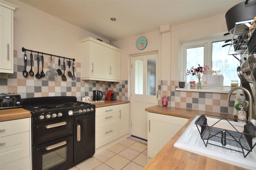 Property photo 3 of 20 Kitchen