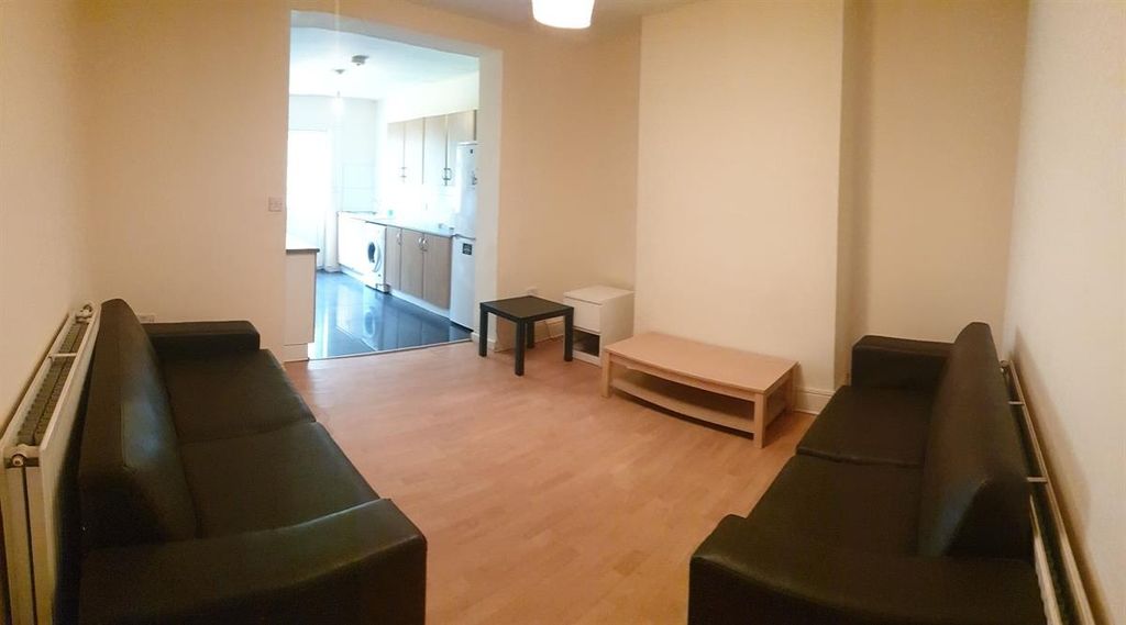 Property photo 1 of 9 A Welcoming And Well-Maintained Living Room With c...