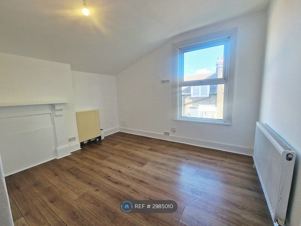 Property photo 1 of 11 Living Room