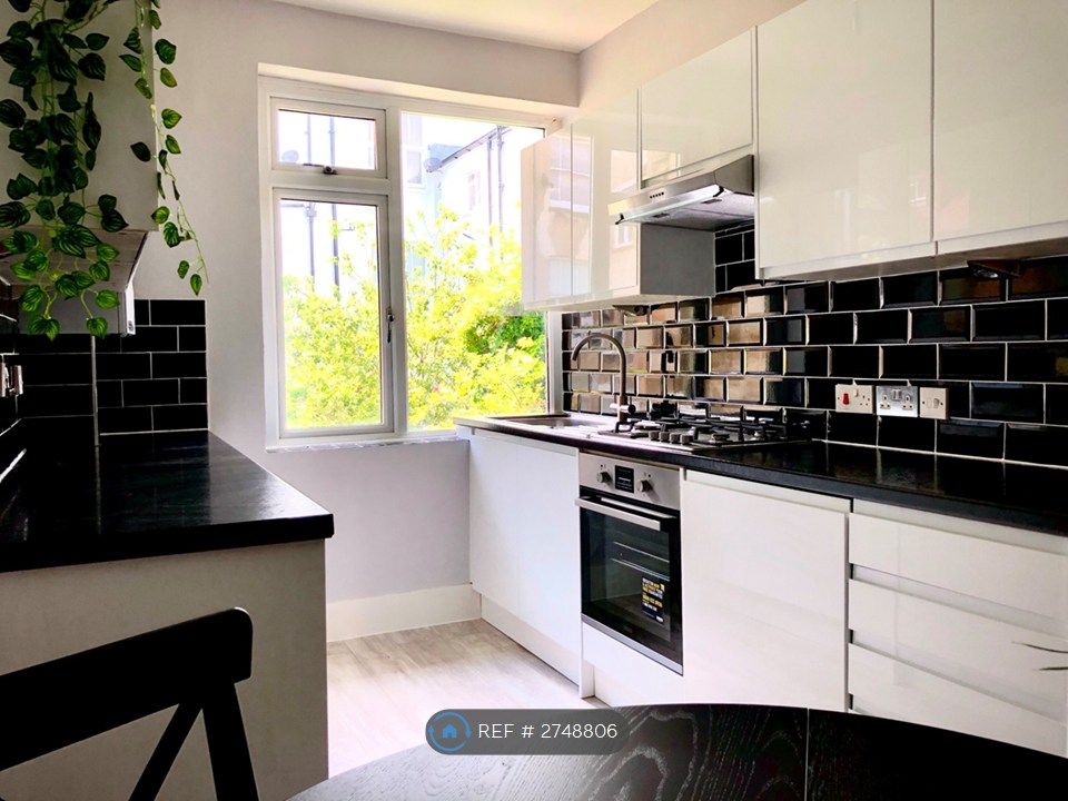 Property photo 3 of 17 Kitchen