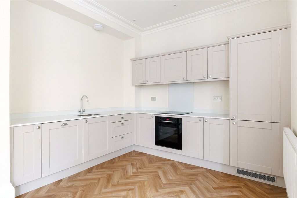 Property photo 3 of 7 Berkeley Place