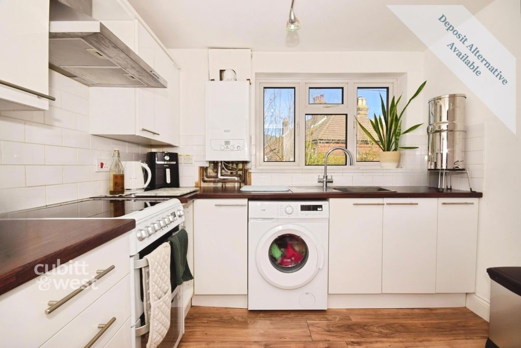 Property photo 2 of 9 Kitchen