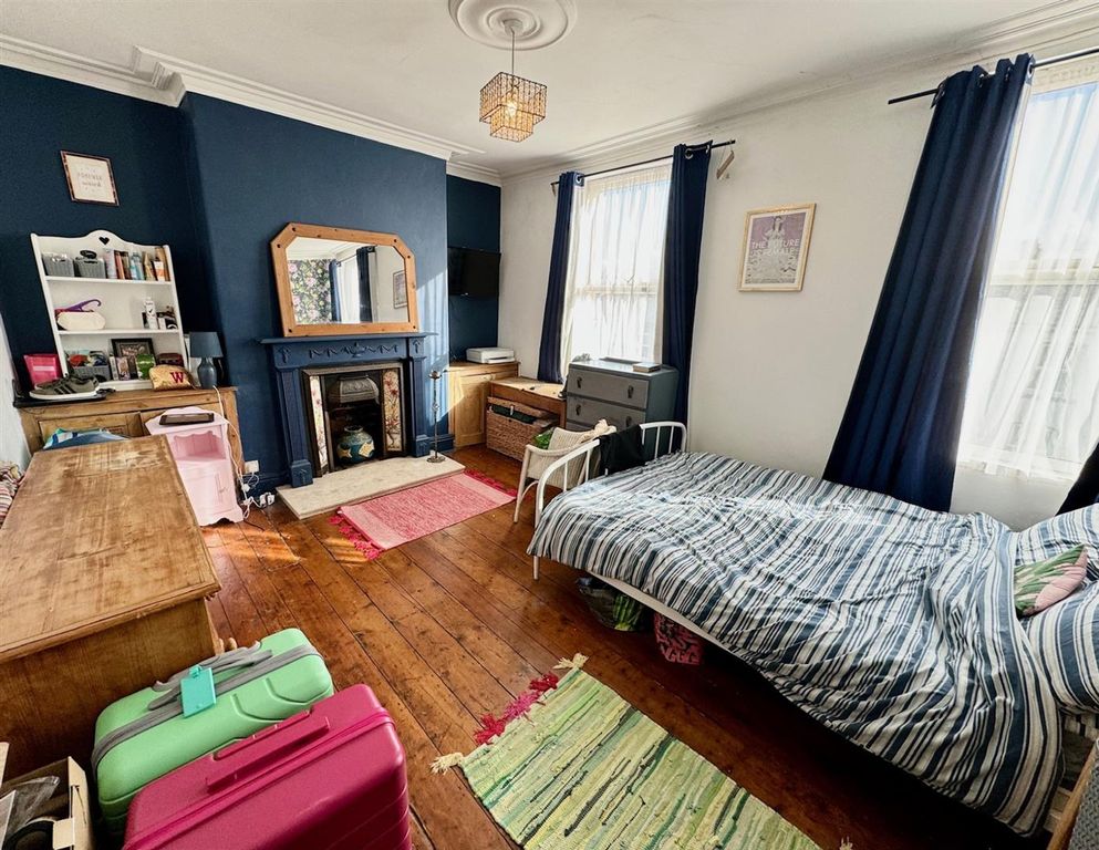 Property photo 3 of 13 Bedroom 1.Jpg
