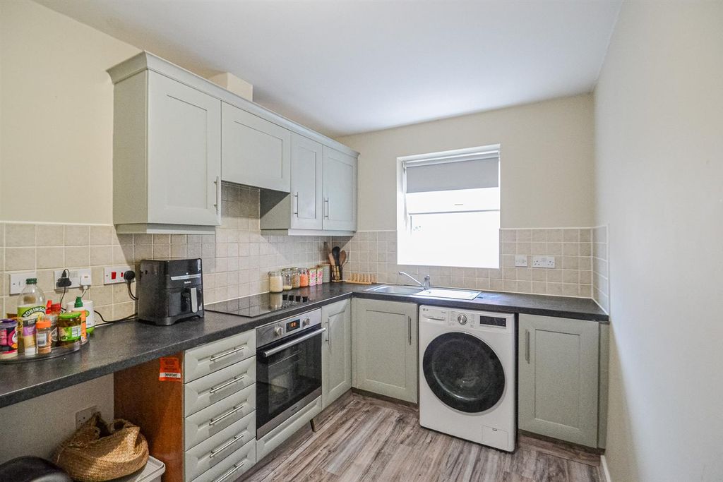 Property photo 3 of 7 Dining Kitchen