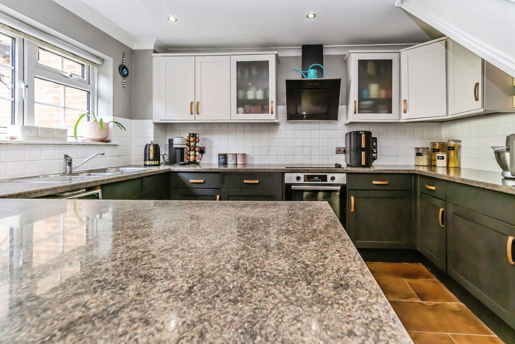 Property photo 3 of 22 Kitchen/ Dinner