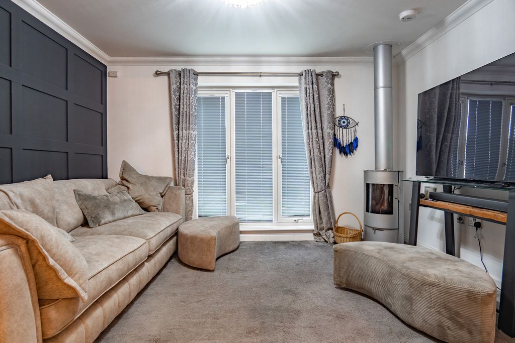 Property photo 2 of 35