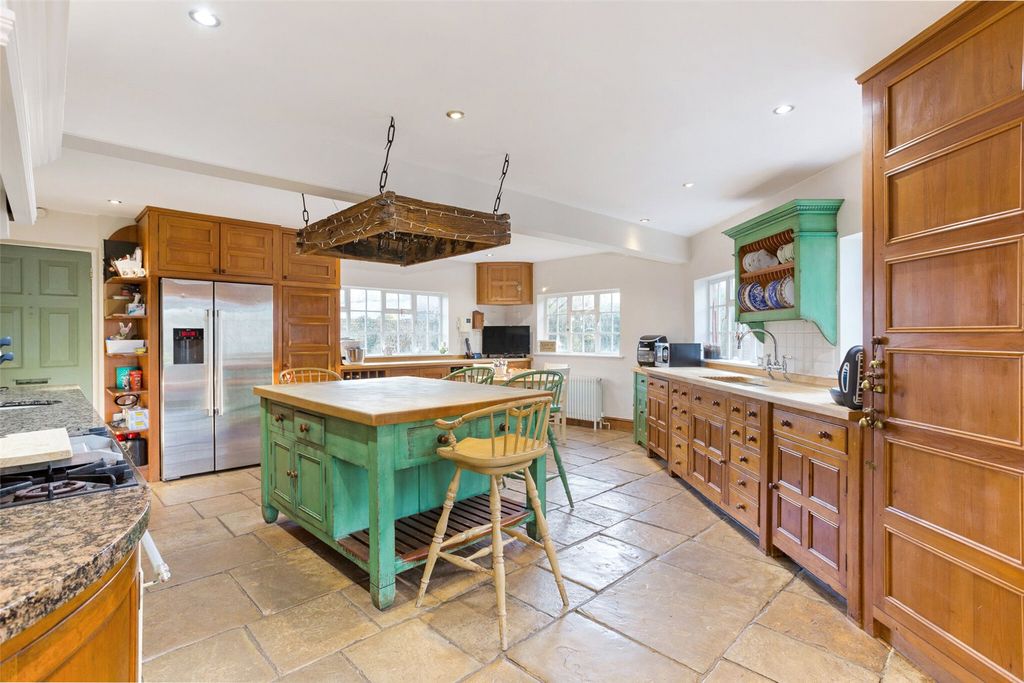 Property photo 3 of 15 Kitchen Breakfast