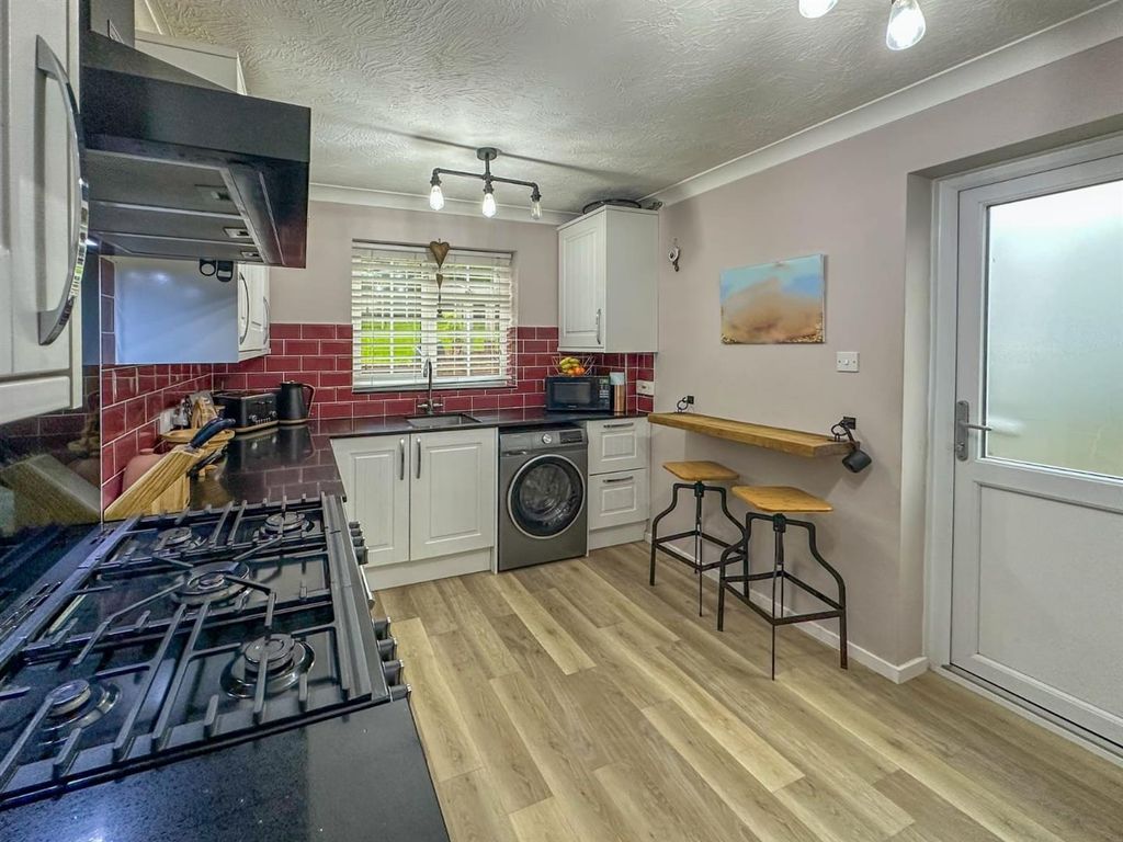 Property photo 3 of 14 Kitchen