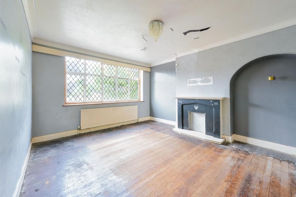 Property photo 2 of 13 Stoneleigh Park Road