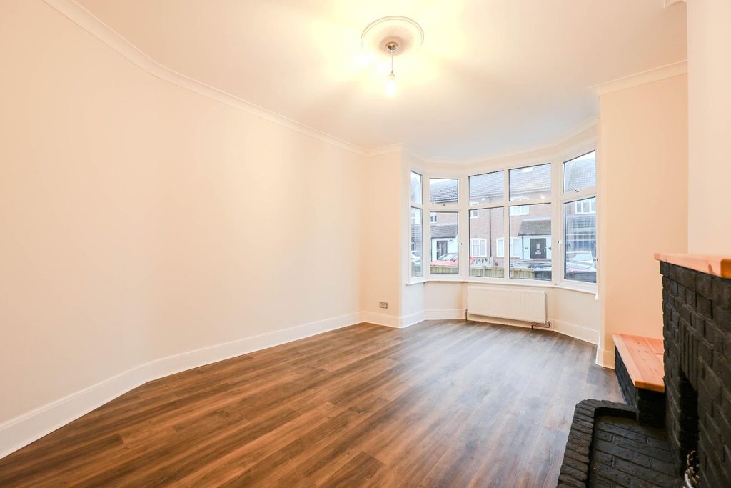 Property photo 3 of 26 Lounge