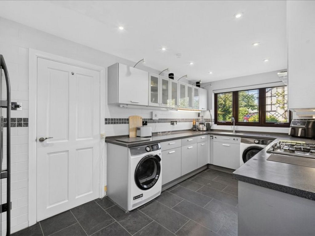 Property photo 2 of 33