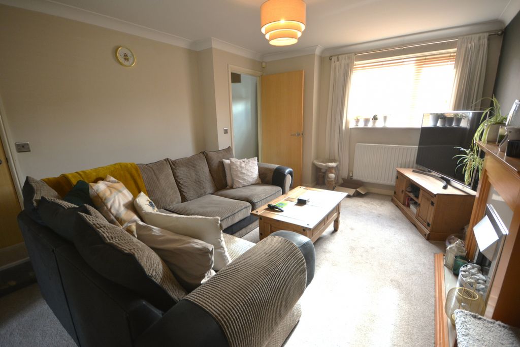 Property photo 3 of 11 Living Room