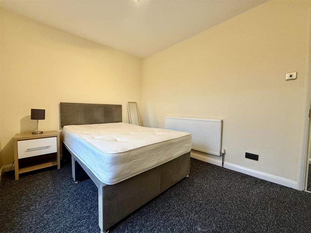 Property photo 3 of 4 Room 5