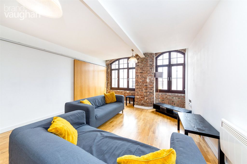 Property photo 3 of 9 Reception