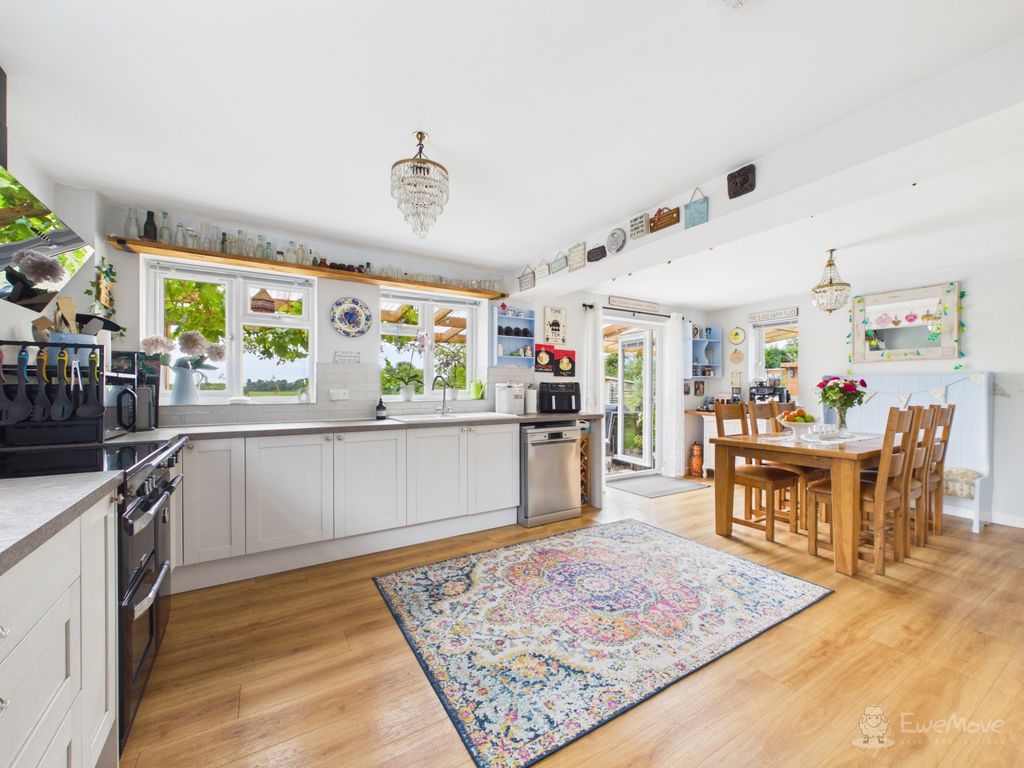 Property photo 2 of 34 Kitchen Diner- Mark Stephens Ewemove Newmarket And