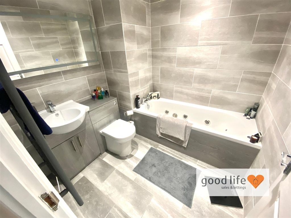 Property photo 2 of 12 20250821_104917594_Ios23Thecroft.Jpg