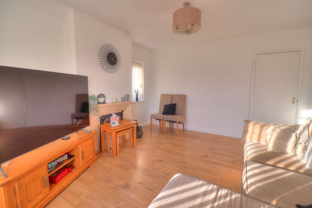 Property photo 3 of 19 Lounge