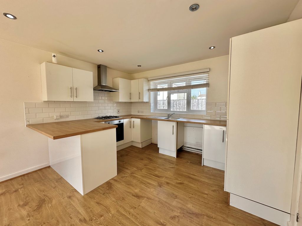 Property photo 2 of 6 Kitchen