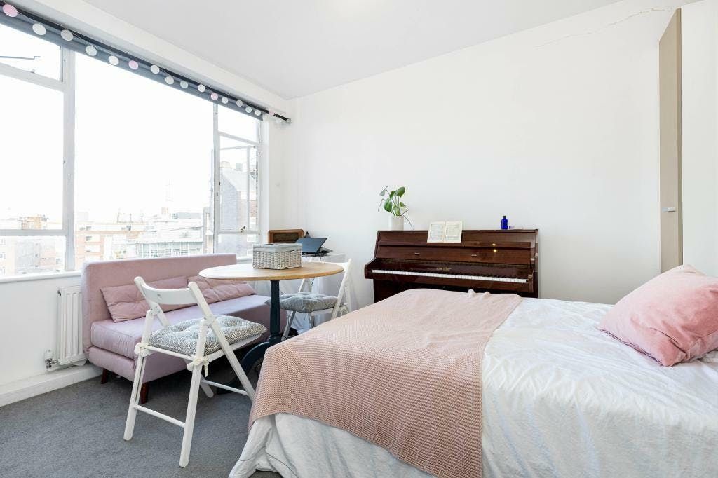 Property photo 3 of 12 Studio Bedroom