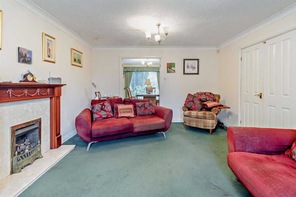 Property photo 3 of 11 8669276-Interior17-800.Jpg