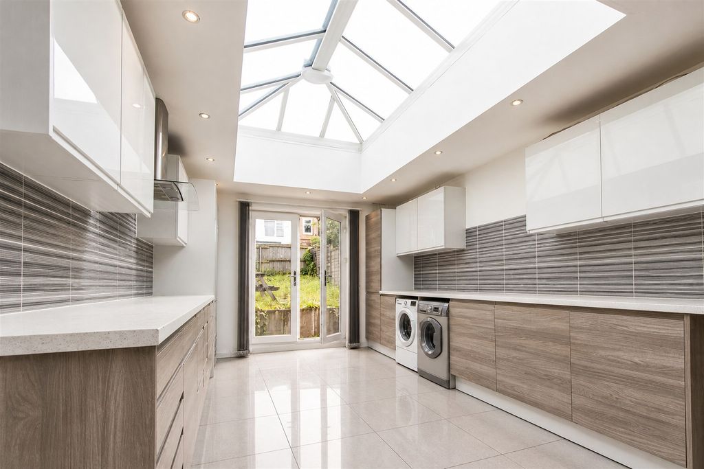 Property photo 3 of 11 Approach