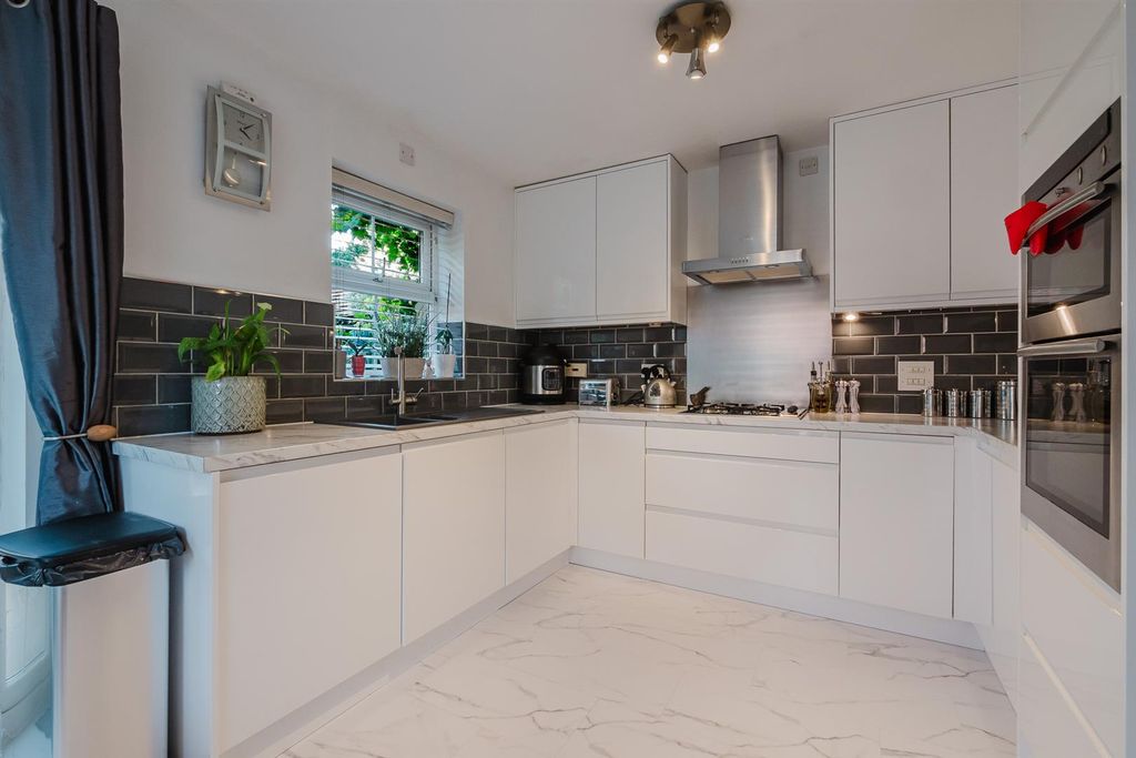 Property photo 2 of 33 Breakfast Kitchen
