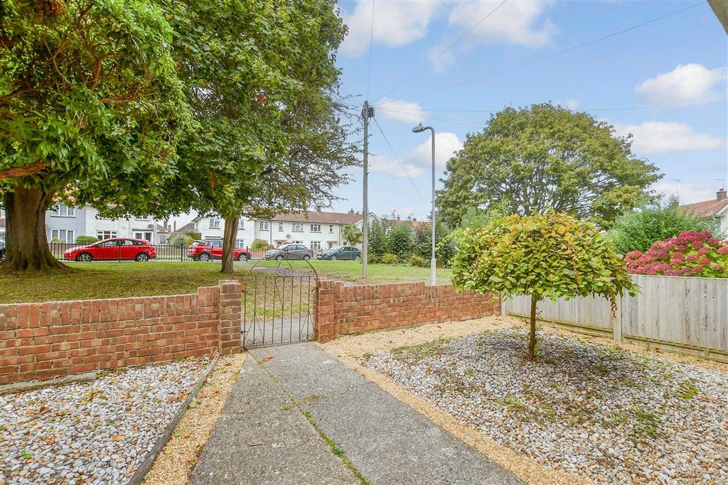 Property photo 1 of 18 Front Garden