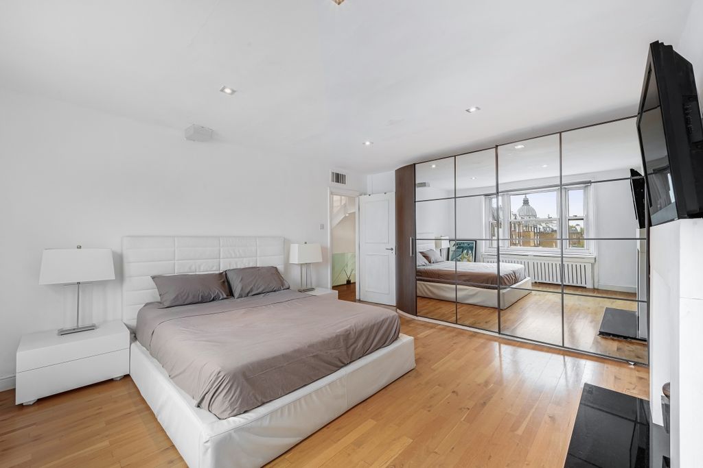 Property photo 3 of 11 Flat 5 65 Ennismo...